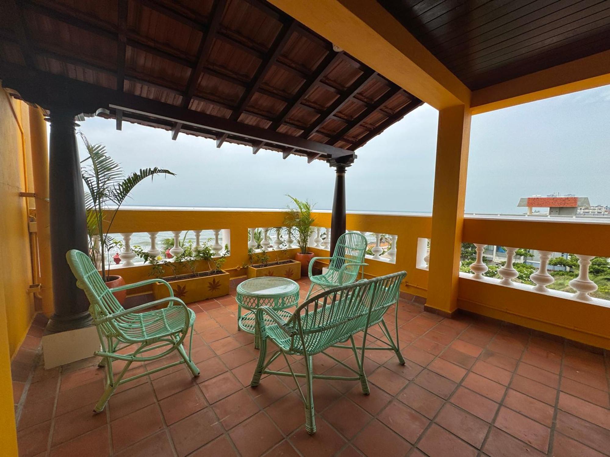 La Plage Seaview Suites Pondicherry Esterno foto