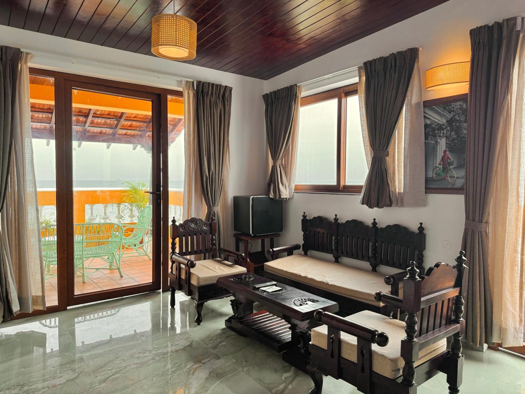 La Plage Seaview Suites Pondicherry Esterno foto