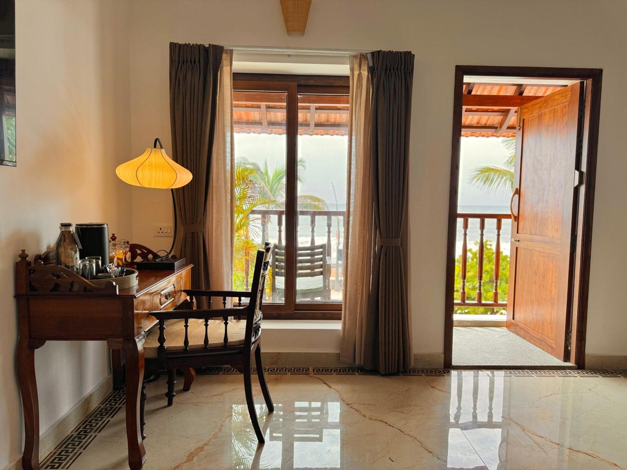 La Plage Seaview Suites Pondicherry Esterno foto