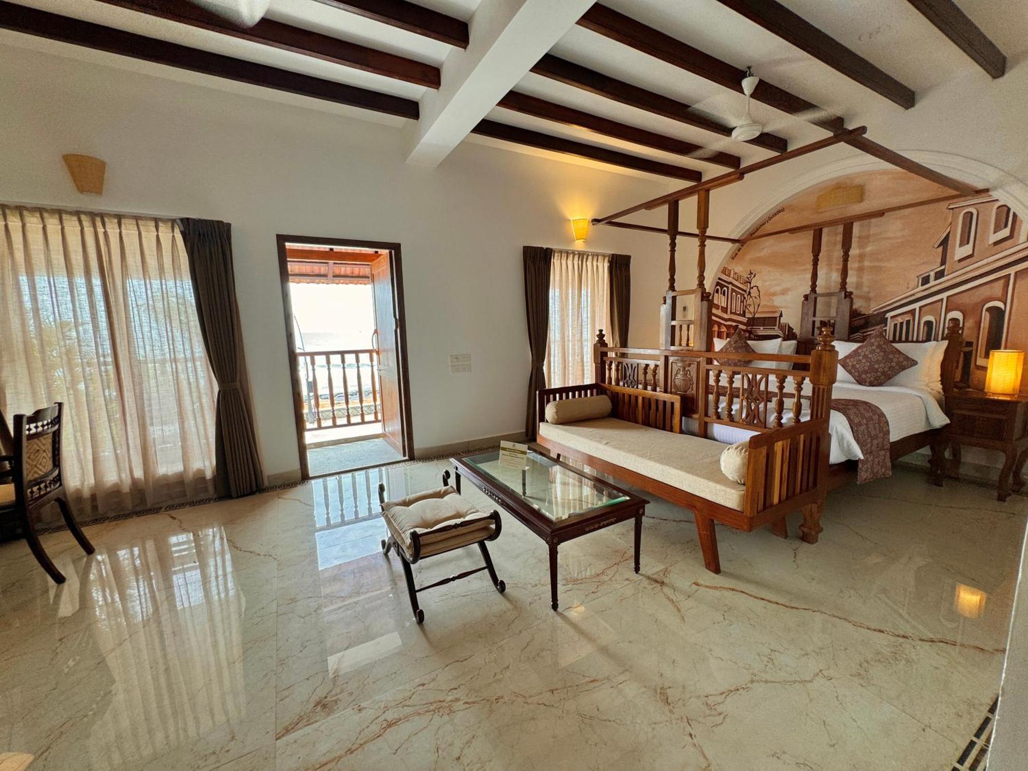 La Plage Seaview Suites Pondicherry Esterno foto