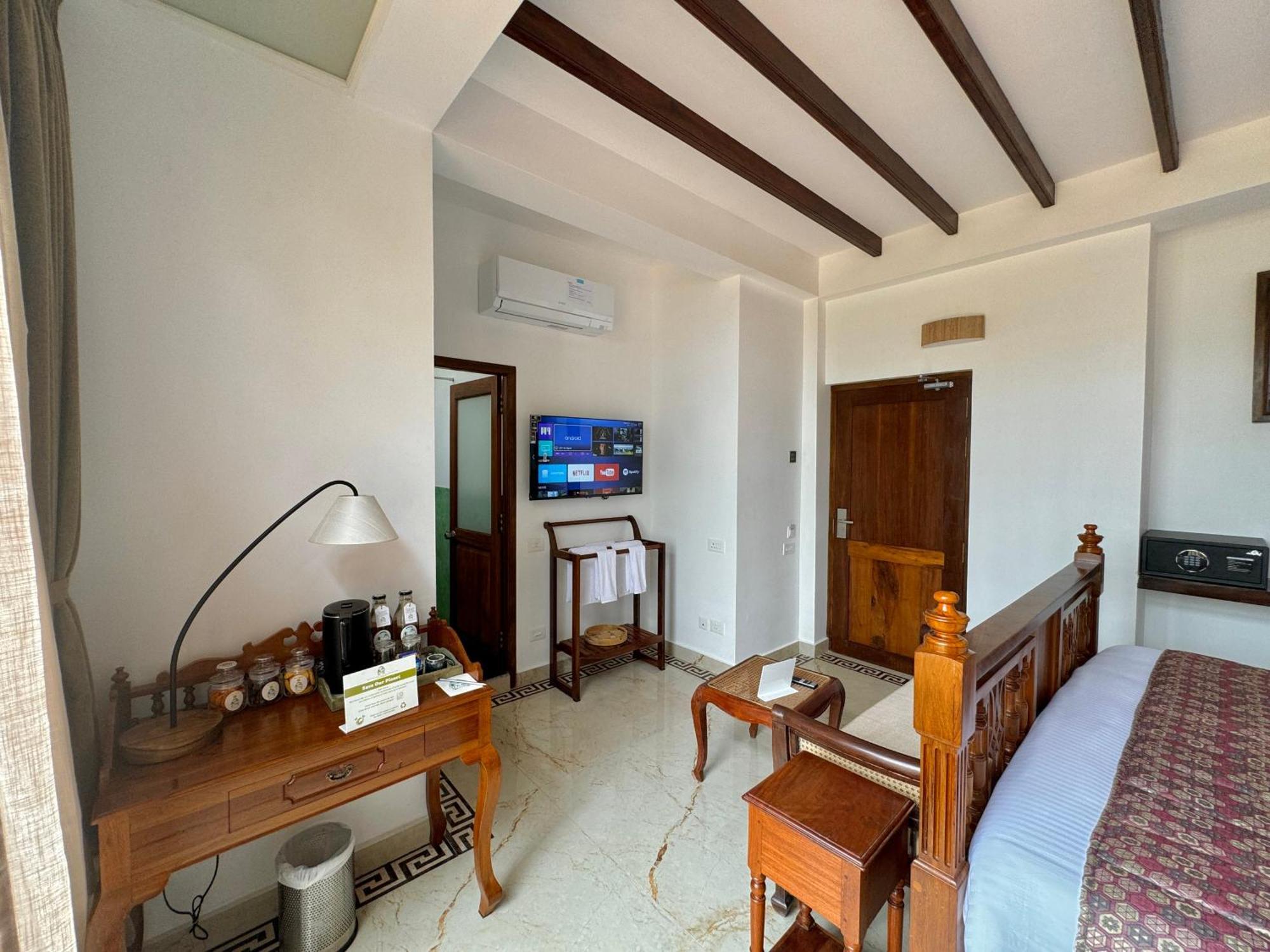 La Plage Seaview Suites Pondicherry Esterno foto