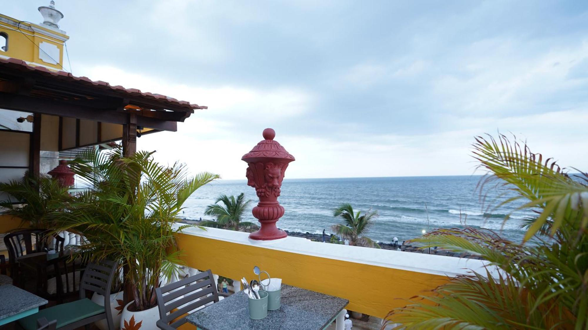 La Plage Seaview Suites Pondicherry Esterno foto